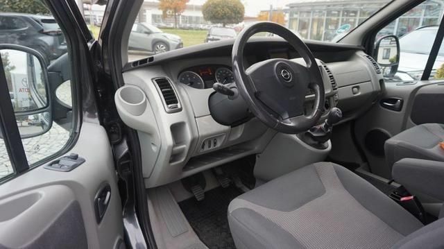 Белый Опель Виваро, объемом двигателя 2.5 л и пробегом 257 тыс. км за 3000 $, фото 7 на Automoto.ua