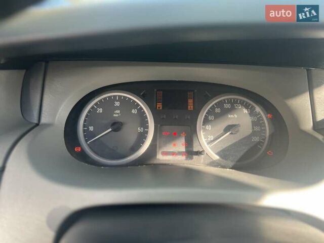 Белый Опель Виваро, объемом двигателя 2 л и пробегом 324 тыс. км за 10999 $, фото 8 на Automoto.ua