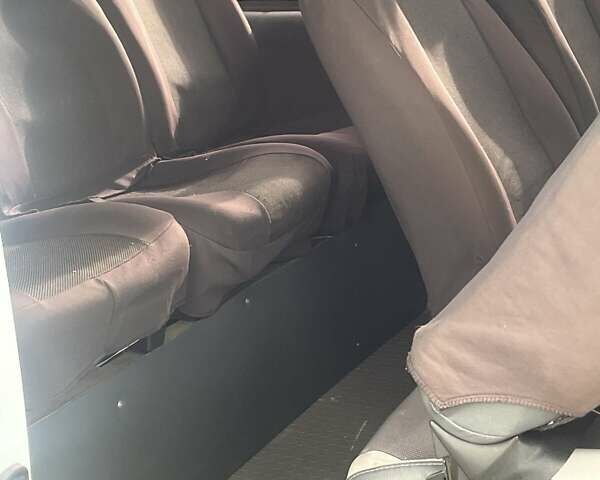 Белый Опель Виваро, объемом двигателя 2 л и пробегом 266 тыс. км за 9500 $, фото 11 на Automoto.ua