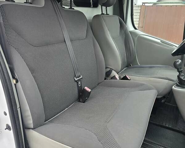 Білий Опель Віваро, об'ємом двигуна 2 л та пробігом 286 тис. км за 9800 $, фото 51 на Automoto.ua