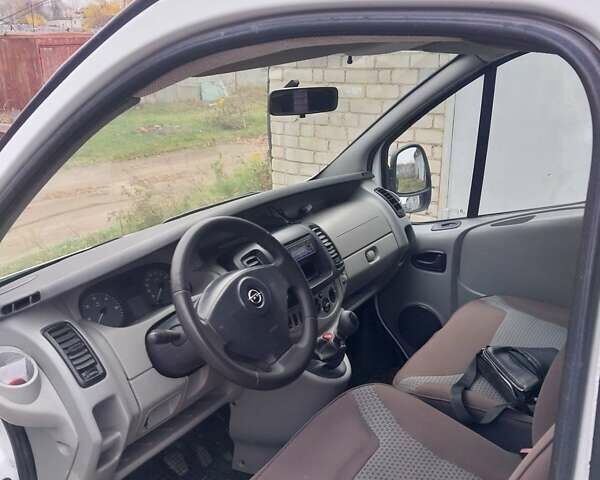 Білий Опель Віваро, об'ємом двигуна 2 л та пробігом 318 тис. км за 8750 $, фото 1 на Automoto.ua