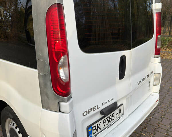 Белый Опель Виваро, объемом двигателя 2.46 л и пробегом 330 тыс. км за 9950 $, фото 6 на Automoto.ua