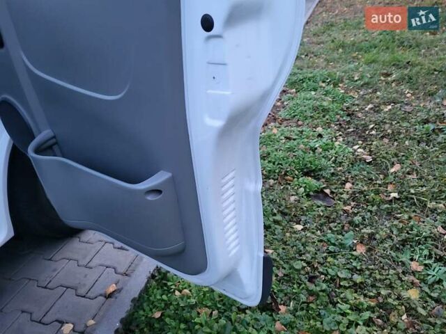 Белый Опель Виваро, объемом двигателя 2 л и пробегом 315 тыс. км за 11600 $, фото 132 на Automoto.ua