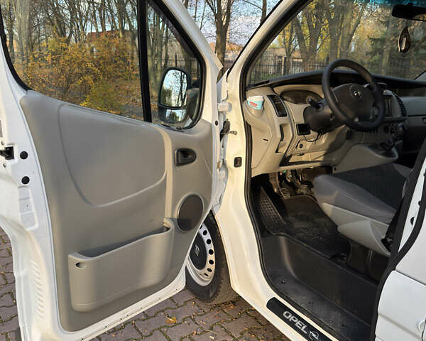 Белый Опель Виваро, объемом двигателя 2.46 л и пробегом 330 тыс. км за 9950 $, фото 15 на Automoto.ua