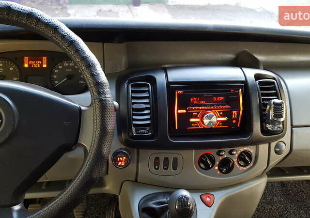 Белый Опель Виваро, объемом двигателя 2 л и пробегом 380 тыс. км за 9300 $, фото 7 на Automoto.ua