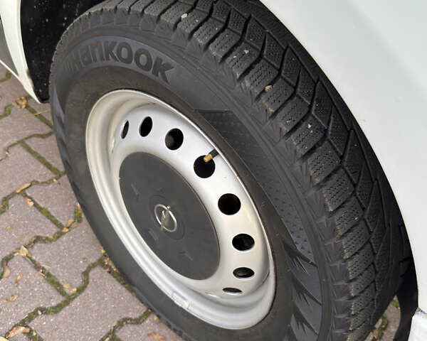 Белый Опель Виваро, объемом двигателя 2.46 л и пробегом 330 тыс. км за 9950 $, фото 7 на Automoto.ua