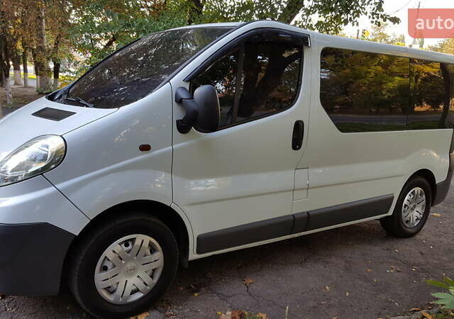 Белый Опель Виваро, объемом двигателя 2 л и пробегом 380 тыс. км за 9300 $, фото 4 на Automoto.ua