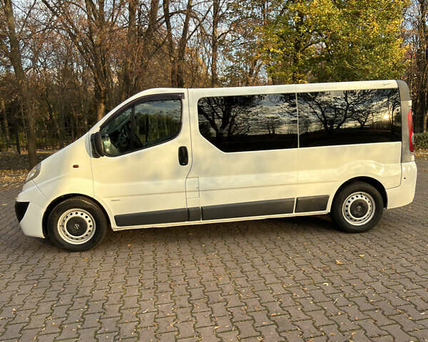 Белый Опель Виваро, объемом двигателя 2.5 л и пробегом 330 тыс. км за 10400 $, фото 2 на Automoto.ua