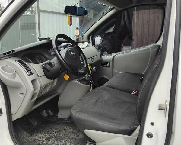 Белый Опель Виваро, объемом двигателя 2 л и пробегом 288 тыс. км за 8600 $, фото 4 на Automoto.ua