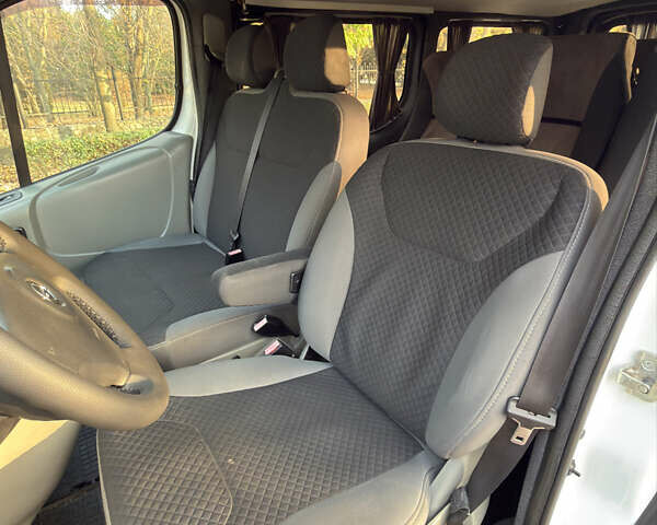 Белый Опель Виваро, объемом двигателя 2.5 л и пробегом 330 тыс. км за 10400 $, фото 17 на Automoto.ua