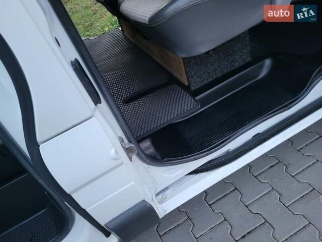 Белый Опель Виваро, объемом двигателя 2 л и пробегом 315 тыс. км за 11600 $, фото 109 на Automoto.ua