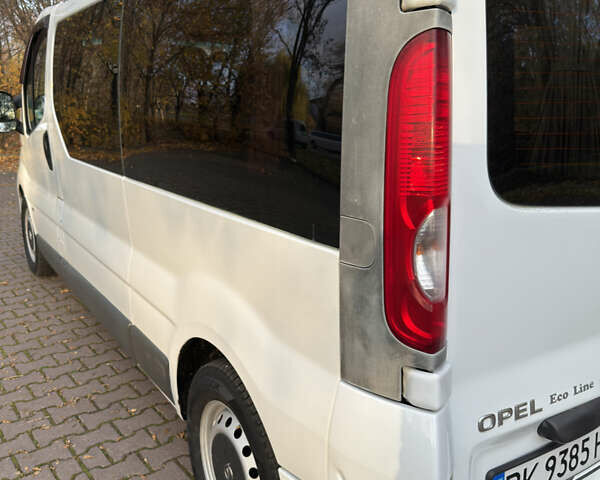 Белый Опель Виваро, объемом двигателя 2.46 л и пробегом 330 тыс. км за 9950 $, фото 5 на Automoto.ua
