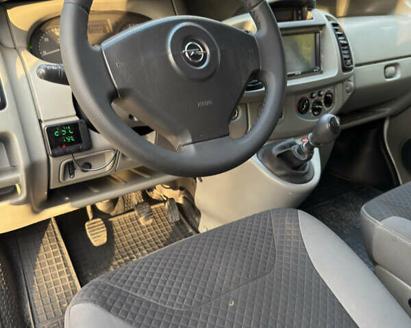 Белый Опель Виваро, объемом двигателя 2.46 л и пробегом 330 тыс. км за 9950 $, фото 16 на Automoto.ua