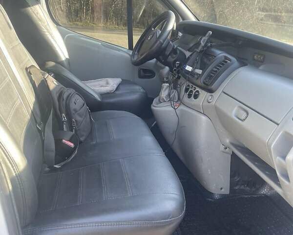 Білий Опель Віваро, об'ємом двигуна 2 л та пробігом 360 тис. км за 10500 $, фото 3 на Automoto.ua