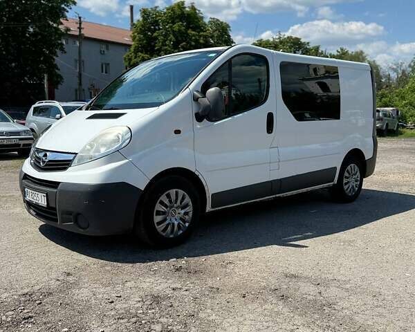 Белый Опель Виваро, объемом двигателя 2 л и пробегом 604 тыс. км за 6100 $, фото 1 на Automoto.ua