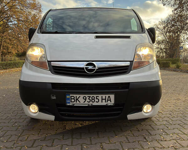 Белый Опель Виваро, объемом двигателя 2.5 л и пробегом 330 тыс. км за 10400 $, фото 14 на Automoto.ua