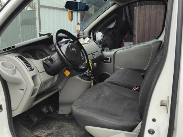 Белый Опель Виваро, объемом двигателя 2 л и пробегом 288 тыс. км за 8600 $, фото 6 на Automoto.ua