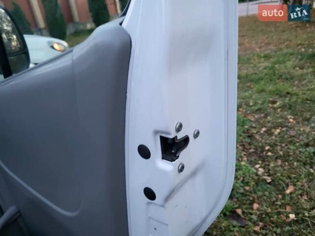Белый Опель Виваро, объемом двигателя 2 л и пробегом 315 тыс. км за 11600 $, фото 122 на Automoto.ua