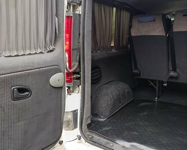 Белый Опель Виваро, объемом двигателя 2.5 л и пробегом 299 тыс. км за 8500 $, фото 4 на Automoto.ua
