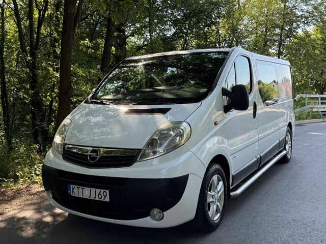 Белый Опель Виваро, объемом двигателя 2.5 л и пробегом 281 тыс. км за 6900 $, фото 2 на Automoto.ua