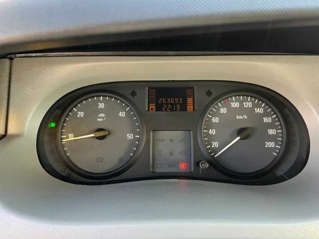 Белый Опель Виваро, объемом двигателя 2.5 л и пробегом 263 тыс. км за 12800 $, фото 9 на Automoto.ua