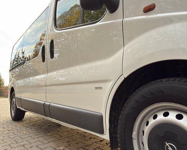 Белый Опель Виваро, объемом двигателя 2.5 л и пробегом 330 тыс. км за 10400 $, фото 11 на Automoto.ua