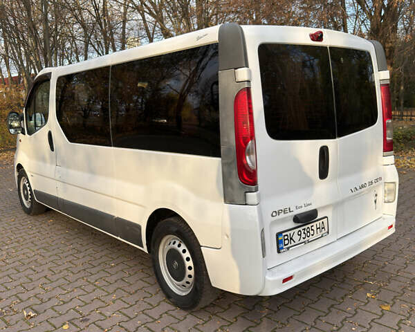 Белый Опель Виваро, объемом двигателя 2.46 л и пробегом 330 тыс. км за 9950 $, фото 4 на Automoto.ua