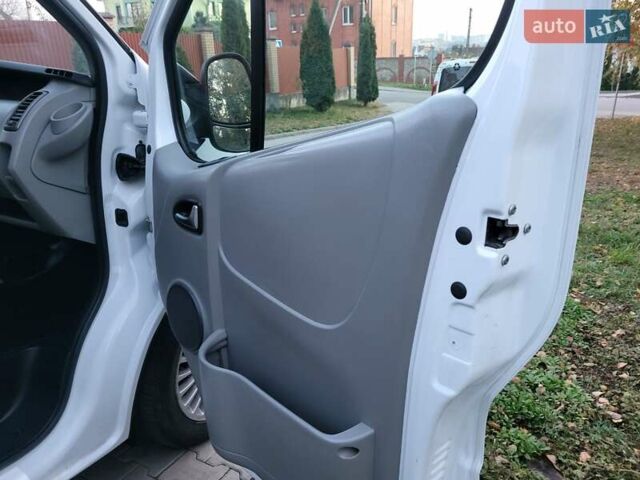 Белый Опель Виваро, объемом двигателя 2 л и пробегом 315 тыс. км за 11600 $, фото 133 на Automoto.ua