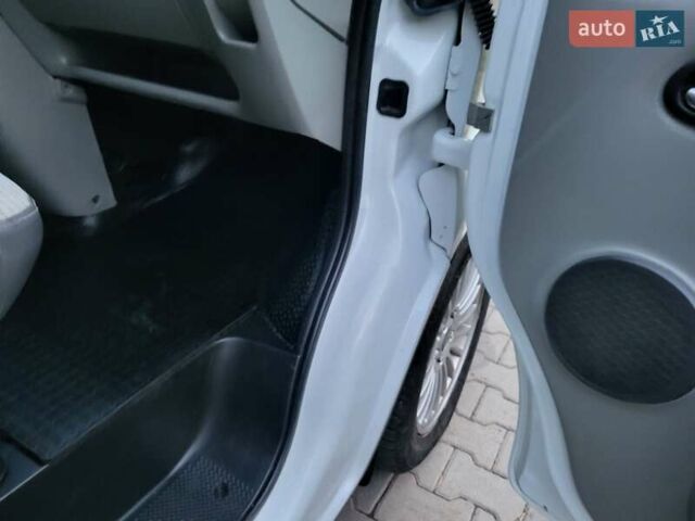 Белый Опель Виваро, объемом двигателя 2 л и пробегом 315 тыс. км за 11600 $, фото 119 на Automoto.ua