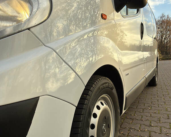 Белый Опель Виваро, объемом двигателя 2.5 л и пробегом 330 тыс. км за 10400 $, фото 13 на Automoto.ua