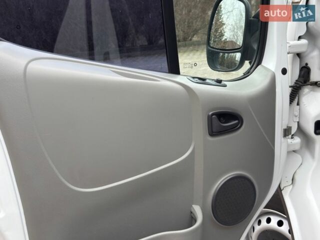 Белый Опель Виваро, объемом двигателя 2 л и пробегом 247 тыс. км за 10400 $, фото 30 на Automoto.ua