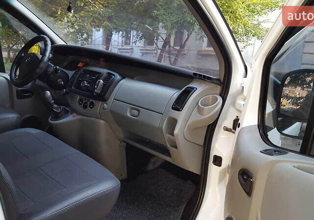 Белый Опель Виваро, объемом двигателя 2 л и пробегом 380 тыс. км за 9300 $, фото 8 на Automoto.ua