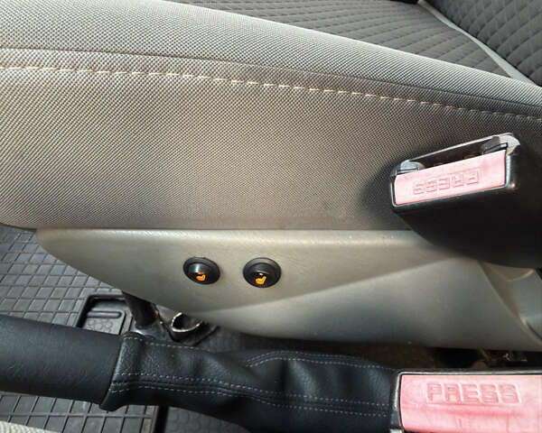 Белый Опель Виваро, объемом двигателя 2.5 л и пробегом 330 тыс. км за 10400 $, фото 19 на Automoto.ua