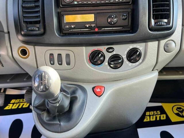 Белый Опель Виваро, объемом двигателя 2.5 л и пробегом 263 тыс. км за 12800 $, фото 11 на Automoto.ua