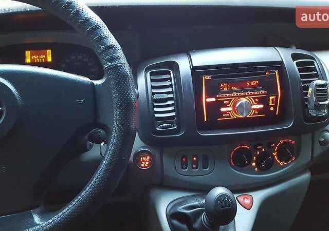 Белый Опель Виваро, объемом двигателя 2 л и пробегом 380 тыс. км за 9300 $, фото 15 на Automoto.ua