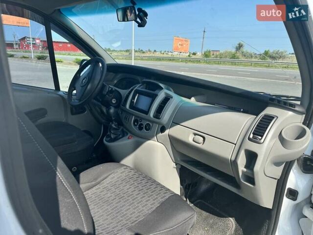 Белый Опель Виваро, объемом двигателя 2 л и пробегом 338 тыс. км за 11500 $, фото 5 на Automoto.ua