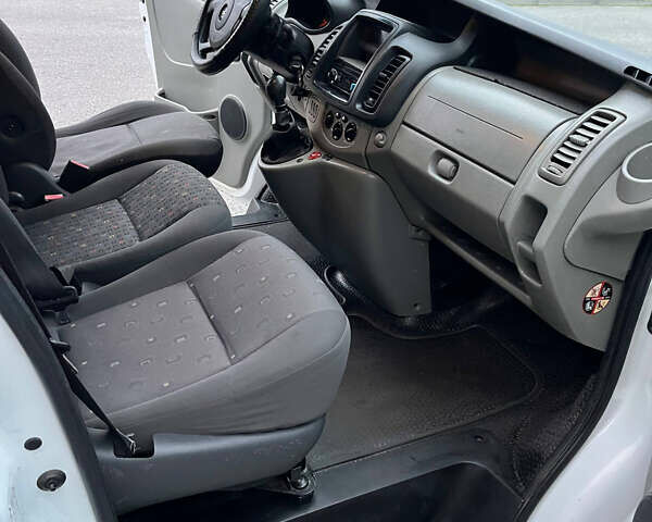 Білий Опель Віваро, об'ємом двигуна 2.46 л та пробігом 583 тис. км за 12999 $, фото 16 на Automoto.ua