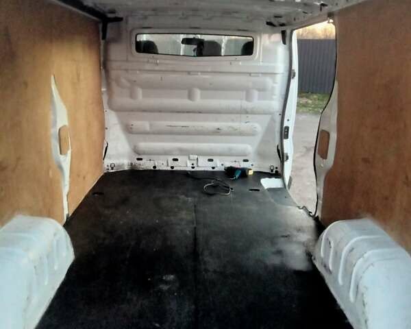 Белый Опель Виваро, объемом двигателя 2 л и пробегом 334 тыс. км за 9300 $, фото 11 на Automoto.ua