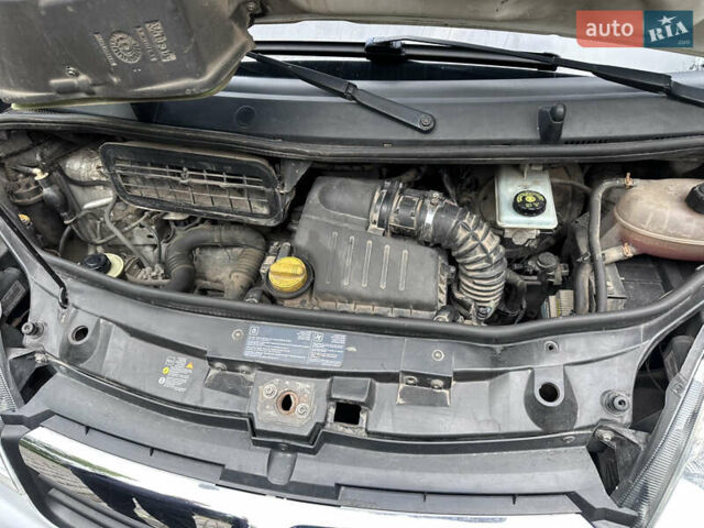 Белый Опель Виваро, объемом двигателя 2 л и пробегом 283 тыс. км за 9999 $, фото 16 на Automoto.ua