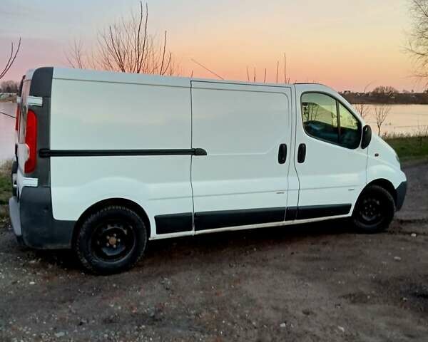 Белый Опель Виваро, объемом двигателя 2 л и пробегом 334 тыс. км за 9300 $, фото 9 на Automoto.ua