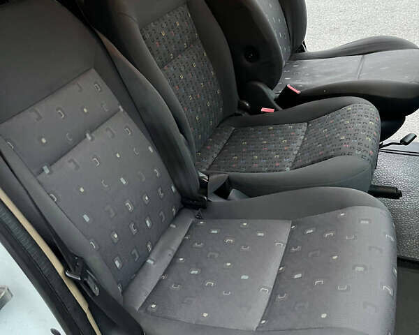 Білий Опель Віваро, об'ємом двигуна 2.46 л та пробігом 583 тис. км за 12999 $, фото 18 на Automoto.ua