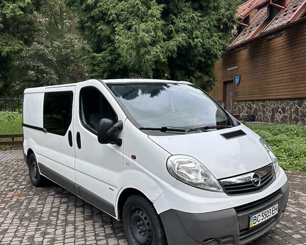 Белый Опель Виваро, объемом двигателя 2 л и пробегом 283 тыс. км за 10300 $, фото 4 на Automoto.ua