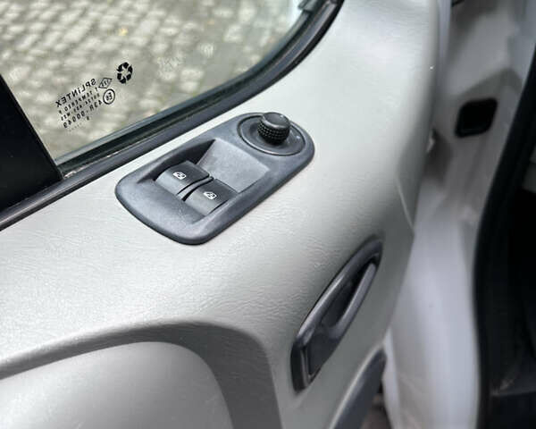 Белый Опель Виваро, объемом двигателя 2 л и пробегом 283 тыс. км за 9999 $, фото 23 на Automoto.ua