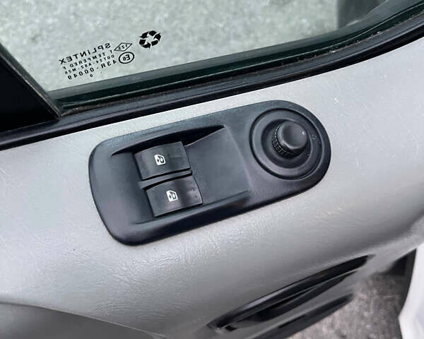 Білий Опель Віваро, об'ємом двигуна 2.46 л та пробігом 583 тис. км за 12999 $, фото 15 на Automoto.ua