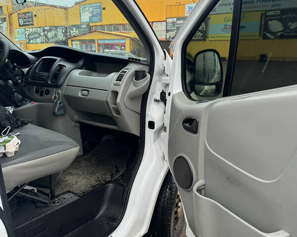 Белый Опель Виваро, объемом двигателя 2 л и пробегом 309 тыс. км за 7600 $, фото 6 на Automoto.ua