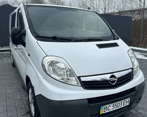 Белый Опель Виваро, объемом двигателя 2 л и пробегом 283 тыс. км за 9999 $, фото 1 на Automoto.ua