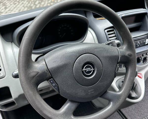 Белый Опель Виваро, объемом двигателя 2 л и пробегом 283 тыс. км за 9999 $, фото 22 на Automoto.ua