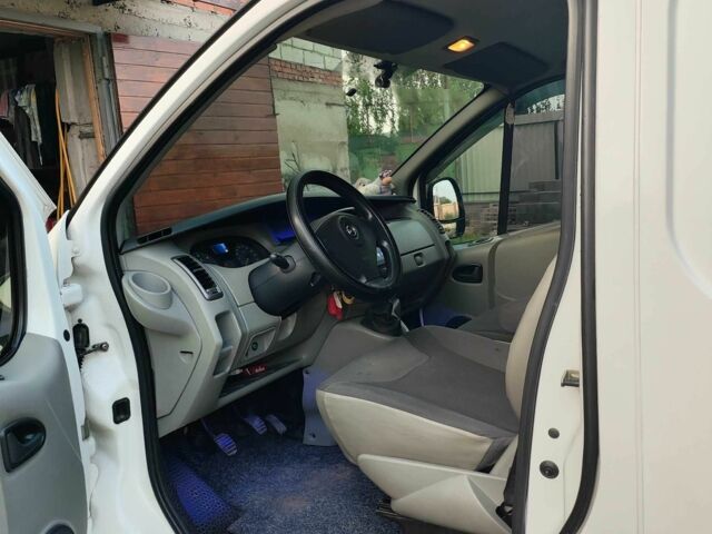 Белый Опель Виваро, объемом двигателя 2 л и пробегом 285 тыс. км за 11700 $, фото 4 на Automoto.ua