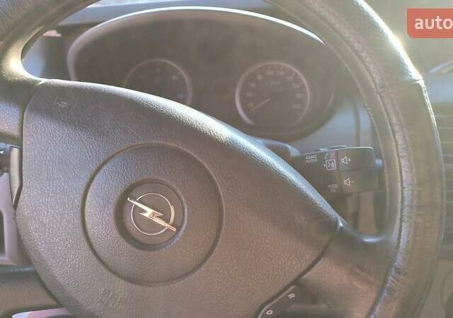 Белый Опель Виваро, объемом двигателя 2 л и пробегом 400 тыс. км за 9000 $, фото 2 на Automoto.ua