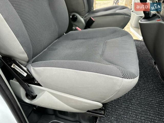 Белый Опель Виваро, объемом двигателя 2 л и пробегом 284 тыс. км за 13500 $, фото 72 на Automoto.ua